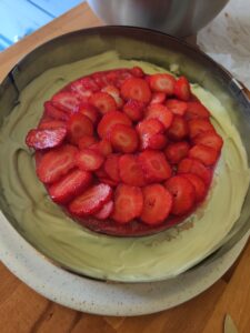 Montage gâteau fraises pistaches avec l'insert